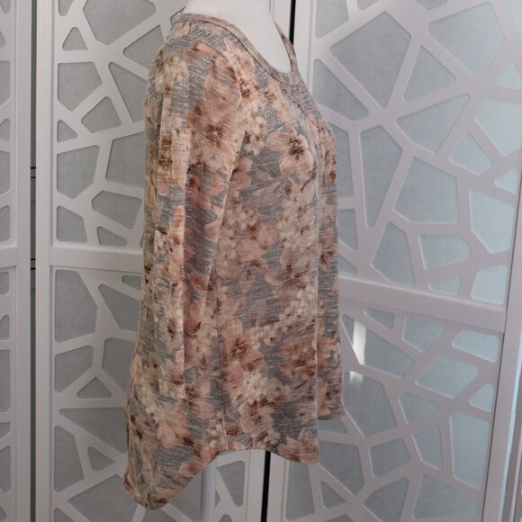 Rose + Olive Womens Top Size Medium Pink & Gray Floral Back Buttons 3/4 Sleeve - Picture 4 of 12